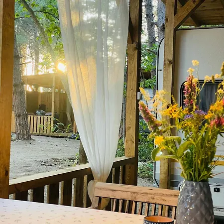 каравана безвремие مكان تخييم *